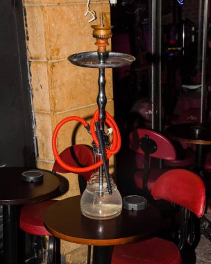 Geleneksel Türk restoranı masasında nargile shisha