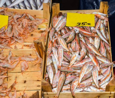İstanbul, Türkiye, 20.12.2019: Balık pazarının tepesinde satılık taze deniz ürünleri