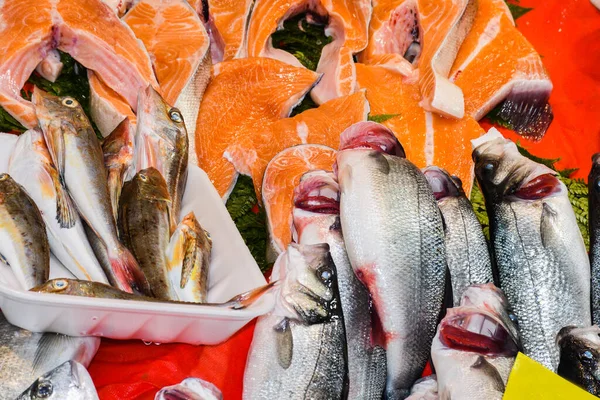 Istambul Turquia 2019 Frutos Mar Frescos Balcão Mercado Peixe Venda — Fotografia de Stock