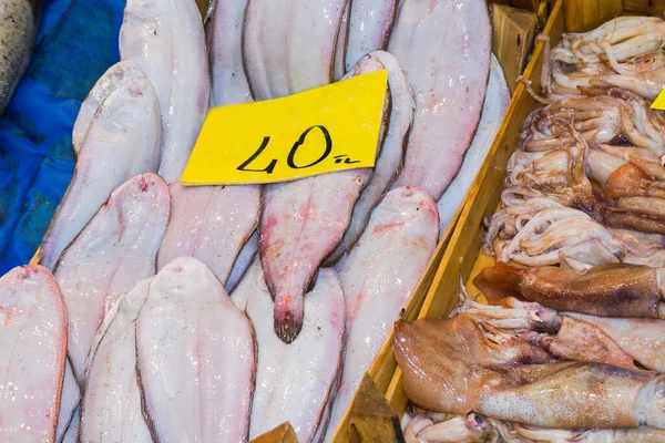 Istambul Turquia 2019 Frutos Mar Frescos Balcão Mercado Peixe Venda — Fotografia de Stock