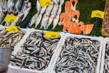 İstanbul, Türkiye, 20.12.2019: Balık pazarının tepesinde satılık taze deniz ürünleri