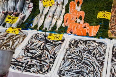 İstanbul, Türkiye, 20.12.2019: Balık pazarının tepesinde satılık taze deniz ürünleri
