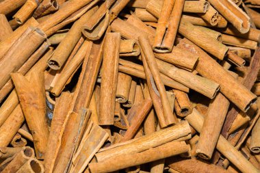 Noel pazarında tezgahın üstünde satılık bir sürü tarçın çubuğu var. Yemek ve tıpta kullanılan sağlıklı aromatik baharat, aromaterapi