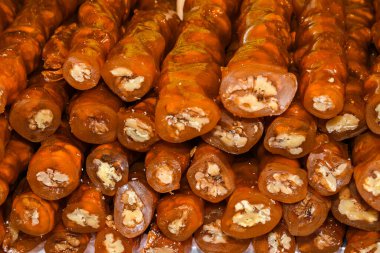 Cevizli sucuk, üzümlü pekmez karışımına cevizli bir ip batırarak yapılır, sonra tatlı sucuk kuruması ve parçalara ayrılması için asılır ve jelibon benzeri bir tatlı olarak tadını çıkarır. Tatlı üzümlü pekmez.