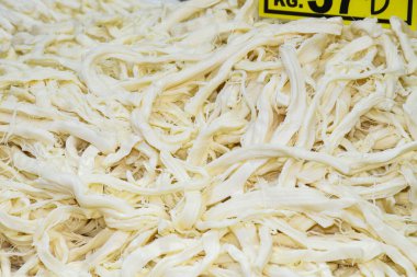 Türk pastırması dilimleri. Pastirma 'yı doğramak ve doğramak, Türk havası kurutulmuş et. Biberli biftekli pastırma dilimleri ve Grand Bazaar 'da renkli biber taneleri.