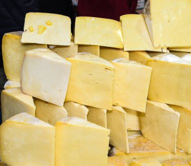 Türk pastırması dilimleri. Pastirma 'yı doğramak ve doğramak, Türk havası kurutulmuş et. Biberli biftekli pastırma dilimleri ve Grand Bazaar 'da renkli biber taneleri.