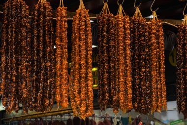 Cevizli sucuk, üzümlü pekmez karışımına cevizli bir ip batırarak yapılır, sonra tatlı sucuk kuruması ve parçalara ayrılması için asılır ve jelibon benzeri bir tatlı olarak tadını çıkarır. Tatlı üzümlü pekmez.