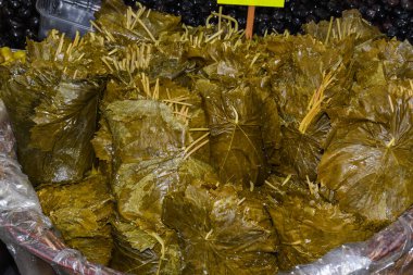 Türk Dolma için bir şişe suyla üzüm veya üzüm yaprakları