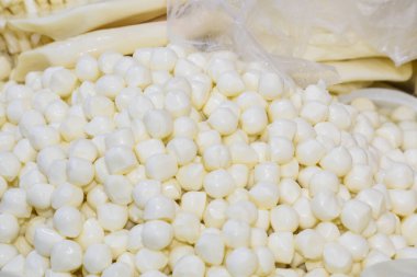 Türk pastırması dilimleri. Pastirma 'yı doğramak ve doğramak, Türk havası kurutulmuş et. Biberli biftekli pastırma dilimleri ve Grand Bazaar 'da renkli biber taneleri.