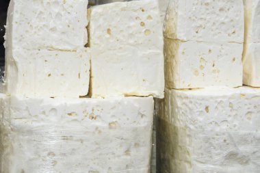 Türk pastırması dilimleri. Pastirma 'yı doğramak ve doğramak, Türk havası kurutulmuş et. Biberli biftekli pastırma dilimleri ve Grand Bazaar 'da renkli biber taneleri.