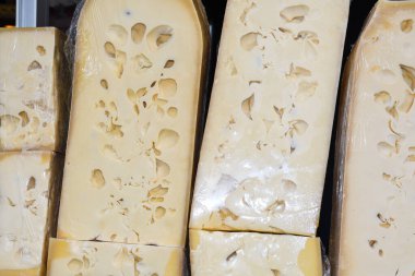 Türk pastırması dilimleri. Pastirma 'yı doğramak ve doğramak, Türk havası kurutulmuş et. Biberli biftekli pastırma dilimleri ve Grand Bazaar 'da renkli biber taneleri.