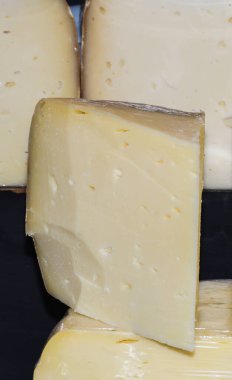 Türk pastırması dilimleri. Pastirma 'yı doğramak ve doğramak, Türk havası kurutulmuş et. Biberli biftekli pastırma dilimleri ve Grand Bazaar 'da renkli biber taneleri.