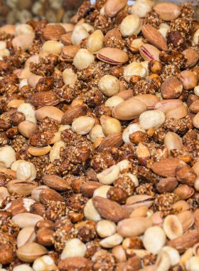 Pazarda satılık fındıklar. Sağlıklı beslenme konsepti. Tuzlu atıştırmalık