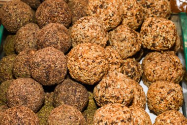 Türk meyvesi ve fındık şekeri. Şam fıstığı ve badem fıstığı. Düz yatıyordu. Orta Doğu Fıstık Şekerlemesi. Dikdörtgen dağınık fıstık ve badem fıstığı..