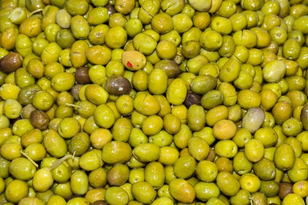 土耳其橄榄在埃及户外市场的大巴扎市场上销售 市场上的新鲜农产品 希腊品种也有 — 图库照片