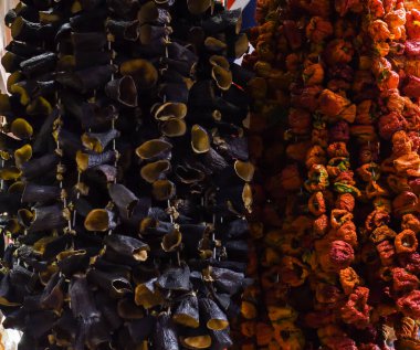 Büyük Pazar Türkiye 'de kurumuş sebzeler asılı.