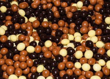 Çikolata kaplı fındık ve tohumlar, tam çerçeve, izole arka plan