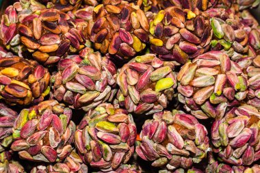 Türk meyvesi ve fındık şekeri. Şam fıstığı ve badem fıstığı. Düz yatıyordu. Orta Doğu Fıstık Şekerlemesi. Dikdörtgen dağınık fıstık ve badem fıstığı..