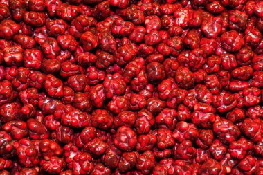 Çikolata kaplı fındık ve tohumlar, tam çerçeve, izole arka plan