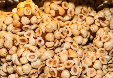 Türk meyvesi ve fındık şekeri. Şam fıstığı ve badem fıstığı. Düz yatıyordu. Orta Doğu Fıstık Şekerlemesi