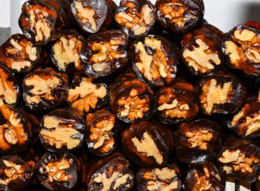 Cevizli sucuk, üzümlü pekmez karışımına cevizli bir ip batırarak yapılır, sonra tatlı sucuk kuruması ve parçalara ayrılması için asılır ve jelibon benzeri bir tatlı olarak tadını çıkarır. Tatlı üzümlü pekmez.