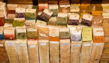 Türkiye 'nin İstanbul kentindeki Grand Bazaar' da el yapımı aromatik sabun. Farklı renkleri ve renkleri var..
