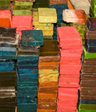 Türkiye 'nin İstanbul kentindeki Grand Bazaar' da el yapımı aromatik sabun. Farklı renkleri ve renkleri var..