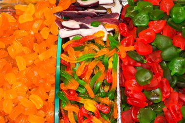 Renkli, renkli, çikolata kaplı fındık damlaları. meyve sosu. Renkli şekerler, kızarmış çikolatalı fıstıklar. Cadılar Bayramı çocuklar ve çocuklar için şeker mi şaka mı