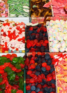 Renkli, renkli, çikolata kaplı fındık damlaları. meyve sosu. Renkli şekerler, kızarmış çikolatalı fıstıklar. Cadılar Bayramı çocuklar ve çocuklar için şeker mi şaka mı