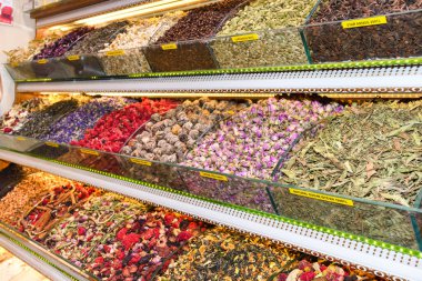 İstanbul 'da çeşitli çay ve baharatlar Türkiye' de ve Grand Bazaar 'da