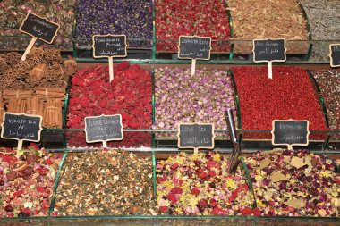 İstanbul 'da çeşitli çay ve baharatlar Türkiye' de ve Grand Bazaar 'da