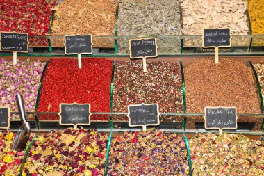 İstanbul 'da çeşitli çay ve baharatlar Türkiye' de ve Grand Bazaar 'da