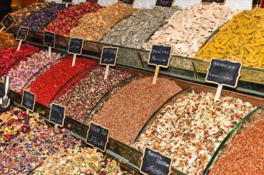 İstanbul 'da çeşitli çay ve baharatlar Türkiye' de ve Grand Bazaar 'da
