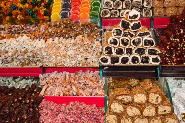 İstanbul 'daki bir dükkanda ya da sokak yemekleri festivali sırasında çeşitli tiplerde ya da çok çeşitli Türk lezzet dürümleri satılıyor. Lokum, özel bir hindi tatlısı.