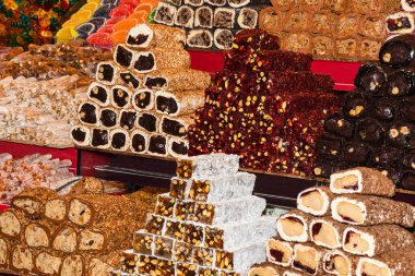 İstanbul 'daki bir dükkanda ya da sokak yemekleri festivali sırasında çeşitli tiplerde ya da çok çeşitli Türk lezzet dürümleri satılıyor. Lokum, özel bir hindi tatlısı.