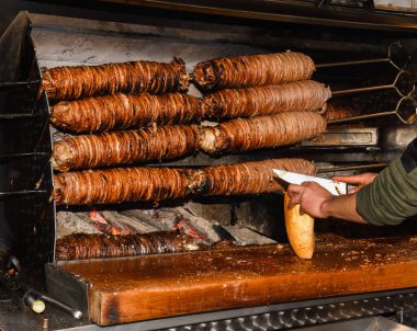 Cag Kebap, İstanbul 'un en ünlü restoranı. Dönen tükürükte yatay olarak istiflenmiş et