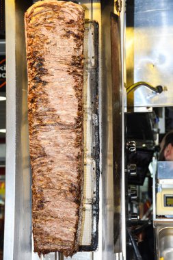 Türk pilavlı puding. Pirinç pudingi, su, süt ve tarçın ve kuru üzüm gibi diğer malzemelerle karıştırılmış pirinçten yapılan bir yemektir..