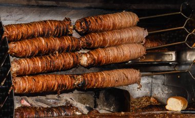 Cag Kebap, İstanbul 'un en ünlü restoranı. Dönen tükürükte yatay olarak istiflenmiş et