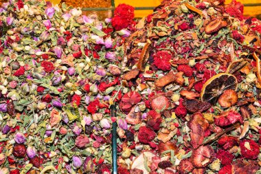 İstanbul 'da çeşitli çay ve baharatlar Türkiye' de ve Grand Bazaar 'da