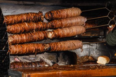 Cag Kebap, İstanbul 'un en ünlü restoranı. Dönen tükürükte yatay olarak istiflenmiş et