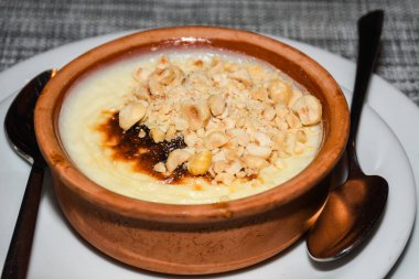 Türk pilavlı puding. Pirinç pudingi, su, süt ve tarçın ve kuru üzüm gibi diğer malzemelerle karıştırılmış pirinçten yapılan bir yemektir..