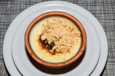 Türk pilavlı puding. Pirinç pudingi, su, süt ve tarçın ve kuru üzüm gibi diğer malzemelerle karıştırılmış pirinçten yapılan bir yemektir..