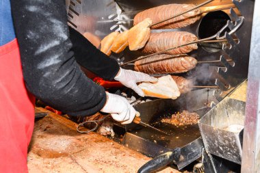 Cag Kebap, İstanbul 'un en ünlü restoranı. Dönen tükürükte yatay olarak istiflenmiş et