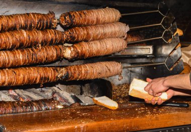 Cag Kebap, İstanbul 'un en ünlü restoranı. Dönen tükürükte yatay olarak istiflenmiş et