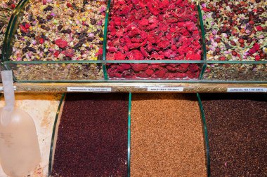 İstanbul 'da çeşitli çay ve baharatlar Türkiye' de ve Grand Bazaar 'da