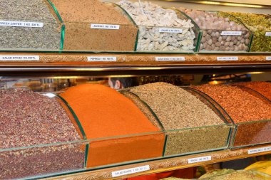 İstanbul 'daki Mısır pazarında baharat ve çay. Baharatlar, İstanbul, Türkiye 'deki Baharat Pazarı' nda tezgahlanıyor. Paprika, tavuk, köri, patates, salata, sumac, soğuk, sebze, balık, kimyon, kırmızı biber.