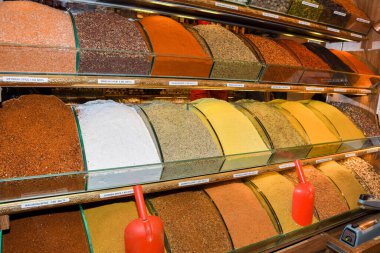 İstanbul 'daki Mısır pazarında baharat ve çay. Baharatlar, İstanbul, Türkiye 'deki Baharat Pazarı' nda tezgahlanıyor. Paprika, tavuk, köri, patates, salata, sumac, soğuk, sebze, balık, kimyon, kırmızı biber.