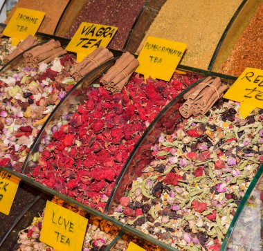 İstanbul 'da çeşitli çay ve baharatlar Türkiye' de ve Grand Bazaar 'da