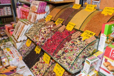 İstanbul 'da çeşitli çay ve baharatlar Türkiye' de ve Grand Bazaar 'da