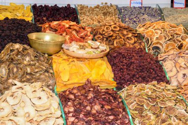 İstanbul, Türkiye 'deki Büyük Pazar' da çeşitli kurumuş meyvelerle tezgah